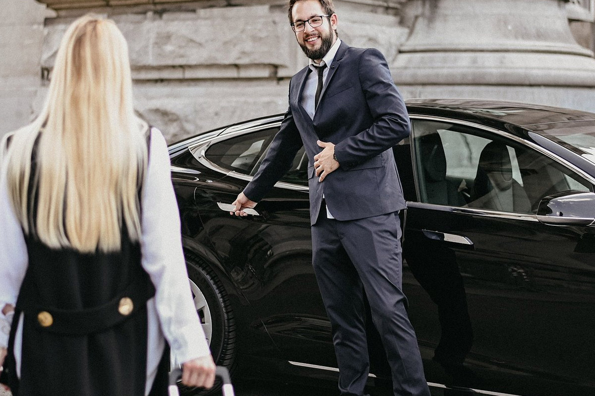 Luxury Limo Transfers to Newark Liberty International Airport (EWR) from Connecticut Luxury Limo Transfers to Newark Liberty International Airport (EWR) from Connecticut